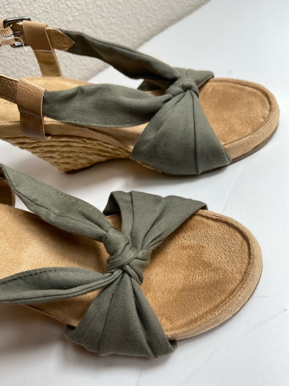 Aerosoles~Earthy~Green~Canvas Fabric~Knotted Design~Rattan~Wedge~Sandal~Size 7 - Picture 9 of 12